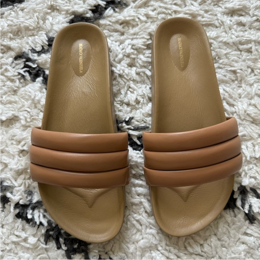 Beatrice Valenzuela Classic Leather Sandalia in Sand, Women's 7.5-8/ Men's 6
